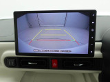 後退時に車両の後ろ側をモニター画面に表示します。車庫入れなどでバックする際に後方確認ができて便利です。車庫入れが苦手な人もこれで安心。