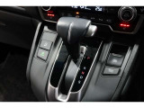 インパネシフトだから視線の移動も少なく足元もスッキリ♪運転席もゆったりしているのでゆとりを持ってドライブできますね!