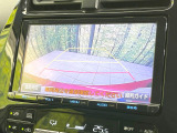 【バックカメラ】駐車時に後方がリアルタイム映像で確認できます。大型商業施設や立体駐車場での駐車時や、夜間のバック時に大活躍!運転スキルに関わらず、今や必須となった装備のひとつです!