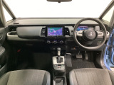 車内は光触媒抗菌消臭施工済です。スタイリッシュなデザインでスポーティなインパネ周りを演出します。グローブボックスやカップホルダーのほかにトレーなどたくさんの収納スペースが付いています。