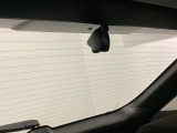 後方にもドライブレコーダーのカメラが付いています。前後両方でお車の周りを監視・記録いたします。