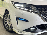 【LEDヘッドライト】悪天候や夜間走行時も良好な視界を確保し安心して運転できる高輝度LEDヘッドライトを装備!点灯速度が早く、消費電力も抑えられています。