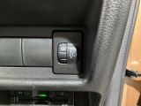 手動で操作するヘッドライトのレベライザー付きです。