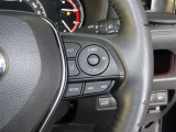 ステアリングスイッチ付きで、運転中に視線を前に向けたまま操作できます。