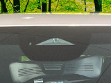 【i-ACTIVESENSE】走行中に前方の車両等を認識し、衝突しそうな時は警報とブレーキで衝突回避と被害軽減をアシスト。より安全にドライブをお楽しみいただけます。