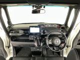 【前方視界】開放的な前方視界!運転がしやすく疲れにくいです♪窓が大きく、見通しがとっても良いおクルマですよ♪