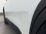 左リアドアにB2サイズの傷に伴うへこみがございます。