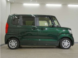 リアには左右スライドドアを採用。狭い駐車場でも開閉しやすく、強風の日でもドアが煽られにくくなっております。小さなお子さまやご年配の方も安心して乗り降りできます。