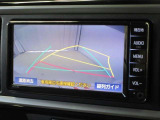 バックでの車庫入れはハンドルと連動したガイドラインが出る「バックガイドモニター」がサポートいたします。