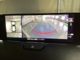 トップビューとリアの広角モードの映像です。後方を広角モードにすることにより、視野が広がり死角になりやすい位置にいる歩行者や自転車などに気づきやすくなります。