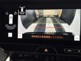 こちらのバックカメラは画面にラインが表示されておりますので、バック時のクルマの進行方向の目安になります。より高いレベルで車庫入れをサポートする、便利な機能ですね。