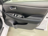 【運転席ドア】ボトルホルダーや収納ポケットが付いているので運転席周りもスッキリ保てます★