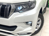 【LEDヘッドライト】悪天候や夜間走行時も良好な視界を確保し安心して運転できる高輝度LEDヘッドライトを装備!点灯速度が早く、消費電力も抑えられています。