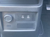 運転席と助手席の間にUSBソケットがついているので、スマートフォンなどの充電が可能です。