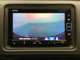 ギヤをR(バック)に入れるとナビの画面に後ろの映像が映るリアカメラ付です。後退時、コンディションが悪い視界でもカラーバックモニターがドライバーをサポートします。
