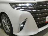 LEDヘッドライトです。デザイン性がよくとても明るいので、夜間の走行や悪天候でも安心です。しかも長寿命!