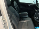 【ベンチシート】運転席と助手席の移動もスムーズ!狭い駐車場での乗り降りや、お子様の乗り降りにも便利です。座席の間にコンソールボックスやドリンクホルダーがないため、車内空間が広く感じます。