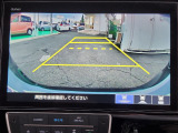 目安となるガイドライン付きのバックカメラを装備しているので、慣れない場所での車庫入れも安心です。