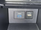 充電用USB端子付き。スマートフォンなどの充電に便利です。