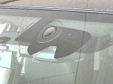 【エマージェンシーブレーキ】走行中に前方の車両等を認識し、衝突しそうな時は警報とブレーキで衝突回避と被害軽減をアシスト。より安全にドライブをお楽しみいただけます。