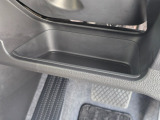 運転席周辺の収納も充実したドライバーズロアポケット。細かな使い勝手にも配慮されています。