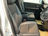 運転席は、大きな座面と包み込むような背もたれがドライバーの身体全体をしっかり支えます。上質なシート素材と座り心地のよいクッションを採用し、長時間の運転やコーナーの多い道も快適です。