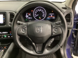 ハンドルにHondaセンシング系のクルーズコントロールやレーンキープアシストなどのスイッチと、オーディオの操作スイッチが装備されています。ハンドルから手を離さず安全に操作できます。
