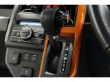 インパネシフトだから視線の移動も少なく足元もスッキリ♪運転席もゆったりしているのでゆとりを持ってドライブできますね!