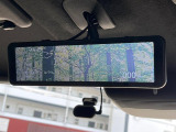 【アドバンスドルームミラー】後席の大きな荷物や同乗者で後方が確認しづらい時でも安心!カメラが撮影した車両後方の映像をルームミラー内に表示。クリアな視界で状況の確認が可能です!
