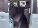 リヤシートも全車消毒済み。天井も高く広々快適空間!足元も軽とは思えない広さ。左右シートが別々に動くのでアレンジ色々♪