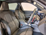 【コックピットシート】BMW車の主役席。車体中央にくる様に配置し車両重心とが一致する事でドライバーと車との一体感あるドライビングを実現。人間工学に基づき形成した形状が長時間のドライブ疲労も軽減します!