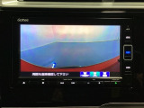 ギヤをR(バック)に入れるとナビの画面に後ろの映像が映るリアカメラ付です。後退時、コンディションが悪い視界でもカラーバックモニターがドライバーをサポートします。