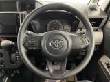快適な操作性の運転席、ハンドルも綺麗に清掃済みです!もちろん安全を守るエアバッグも装備しているので安心してお乗りいただけます(^^)