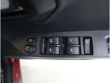 運転席には、ドアミラーの調整や全ウィンドーの開閉をまとめて操作できるスイッチを配置。手元でサッと扱えるため、運転中の使いやすさと安心感につながります。