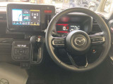 【運転席インテリアデザイン】左右対称のインテリアデザインでドライバーを包み込み運転に集中できるように設計されています。