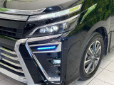 【LEDヘッドライト】悪天候や夜間走行時も良好な視界を確保し安心して運転できる高輝度LEDヘッドライトを装備!点灯速度が早く、消費電力も抑えられています。