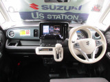 シンプルで実用的なインパネ。車速など情報を表示する【ヘッドアップディスプレイ】を搭載。