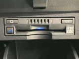 高速道路で便利な【ETC2.0】を装備しています。光ビーコン搭載で渋滞情報などナビゲーションと連動することで機能も充実いたします。他、観光施設に立ち寄るための高速料金割引サービス等もございます。