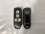 スマートキー付きですからドアロックの開閉およびエンジンスタートが楽々です。電動スライドドアの開け閉めもボタンで操作できます。スペアキーも同じものを用意しております。
