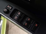 運転席から左右のドアミラーの開閉が可能です♪駐車場でのドアミラーの折り畳みが簡単です♪
