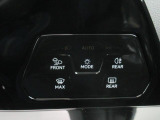 タッチコントロール。ライト機能やアシストシステムなどのスイッチを、指先で触れることによりスムーズに操作できます。