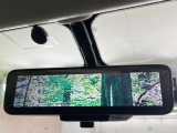 【インテリジェントルームミラー】後席の大きな荷物や同乗者で後方が確認しづらい時でも安心!カメラが撮影した車両後方の映像をルームミラー内に表示。クリアな視界で状況の確認が可能です!