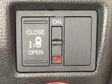左側電動スライドドアは運転席からでも操作ができるように、ハンドル付近に開閉の操作スイッチが付いています。
