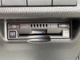 【ETC】有料道路を利用する際に料金所で停止することなく通過できる、ETC車載器(ノンストップ自動料金収受システム機器)が装備されています。セットアップを行うことで利用可能になります。
