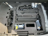パンク修理剤とエアーコンプレッサーと車載工具も完備!!