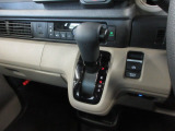 インパネシフトだから視線の移動も少なく足元もスッキリ。運転席もゆったりしているのでゆとりを持ってドライブできますね。