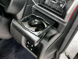 運転席と助手席エアコンの吹き出し口にドリンクホルダーが付いています。