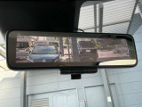 スマートルームミラーは、車両後方に設置されたカメラの映像を、ルームミラーに映し出すことで、死角をなくし、安全性を向上させることができます。また、夜間や雨天時でも、クリアな映像を映し出すことができます。