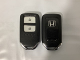 スマートキーを装備しています。鍵を差し込むことなくドアロックの開け閉めと、スタートボタン操作でのエンジンスタートができます。スペアキーも同じものを用意しております。