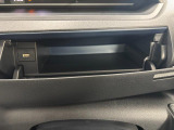 運転席側のインパネアッパーボックスは嬉しい収納!USBソケット付きでスマホの充電もできます!